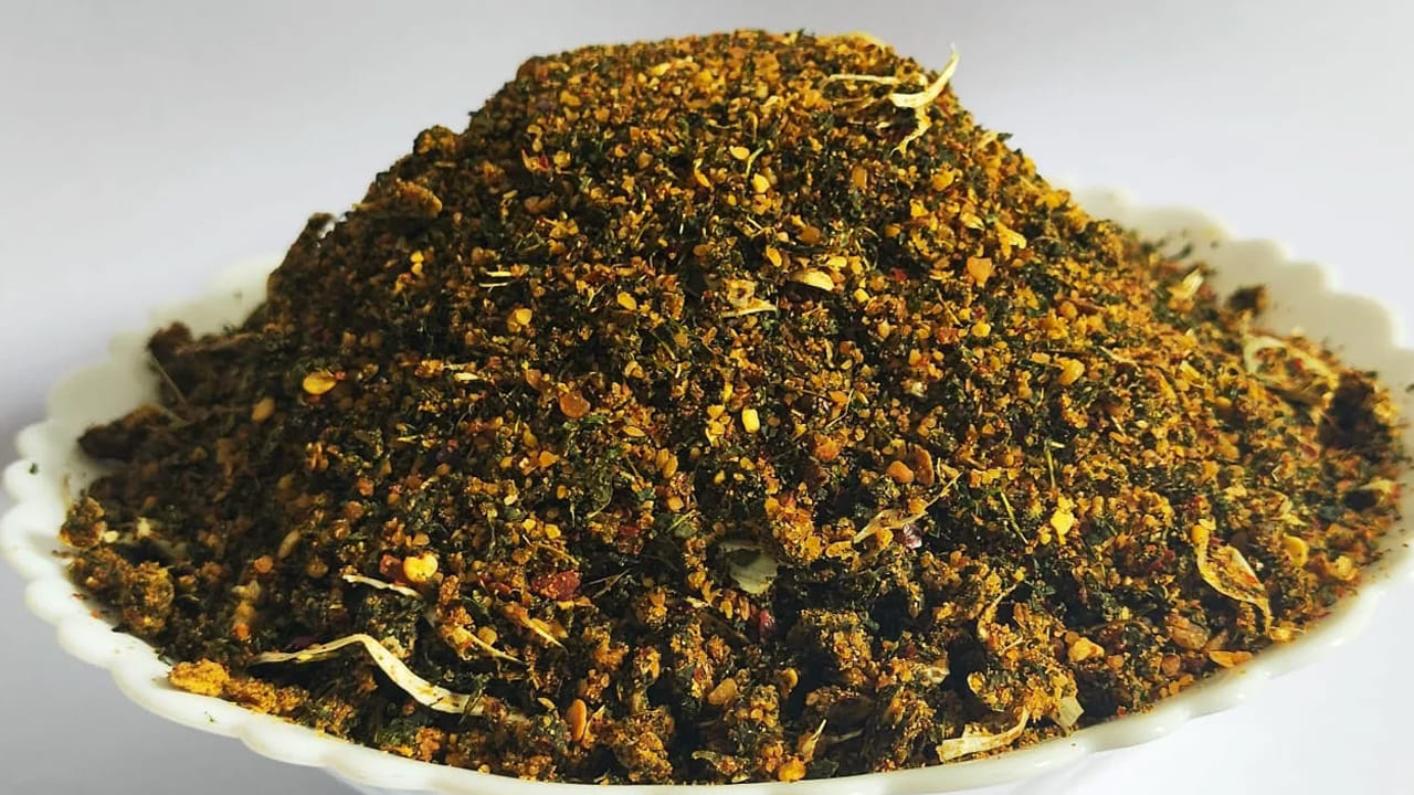 ఈ మొక్క పువ్వుల‌ను దంచి వ‌స్త్రంలో వేసి ర‌సాన్ని తీయాలి. ఈ ర‌సాన్ని ఒక‌టి లేదా రెండు చుక్క‌ల ప‌రిమాణంలో కంటిలో వేసుకుంటూ ఉంటే ఏడు రోజుల‌ల్లో రేచీక‌టి త‌గ్గుతుంది. క‌సివింద గింజ‌ల‌ను దోర‌గా వేయించి పొడి చేసుకుని త‌గిన‌న్ని పాలు, కండ‌చ‌క్కెర క‌లిపి కాఫీ లా తాగుతూ మూత్ర సంబంధిత రోగాలు త‌గ్గుతాయి. ర‌క్తం కూడా శుద్ధి అవుతుంది.