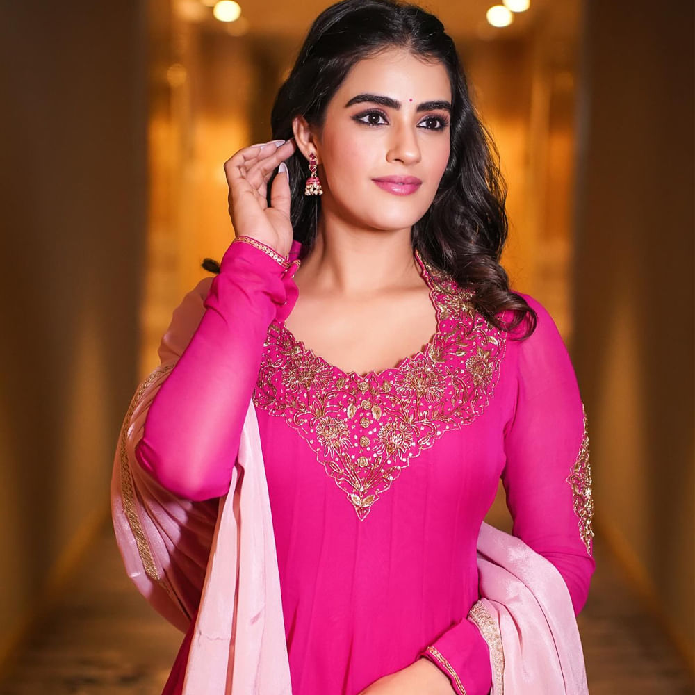 కానీ సోషల్ మీడియాలో యాక్టివ్ గా ఉంటూ నిత్యం ఏదోక పోస్ట్ షేర్ చేస్తుంటుంది. తాజాగా ఈ ముద్దుగుమ్మ చైల్డ్ హుడ్ ఫోటోస్ నెట్టింట తెగ వైరలవుతున్నాయి. అలాగే గ్లామర్ ఫోటోషూట్లతో ఆకట్టుకుంటుంది ఈ అమ్మడు.