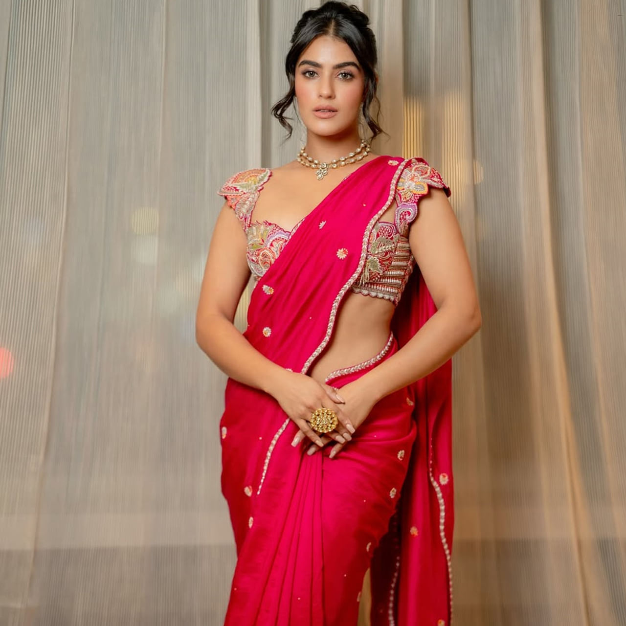 2018లో ఈ మాయ పేరేమిటో సినిమాతో తెలుగు తెరకు పరిచయమైంది హీరోయిన్ కావ్య థాపర్. తక్కువ సమయంలో టాలీవుడ్ ఇండస్ట్రీలో ఫేమస్ అయ్యింది. దీంతో ఈ బ్యూటీకి వరుస్ ఆఫర్స్ వచ్చాయి.