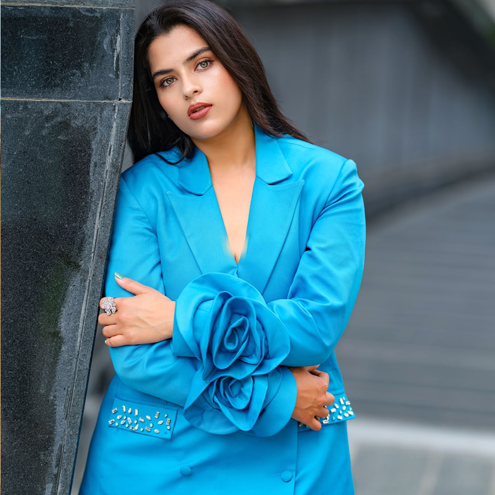 సోషల్ మీడియాతోనే ఎక్కువ సమయం గడుపుతుంది. 2023లో వచ్చిన ఉస్తాద్ సినిమా తర్వాత కావ్య కొత్త సినిమాను అనౌన్స్ చేయలేదు. కానీ సోషల్ మీడియాలో మాత్రం తన అందాలతో అభిమానులను కవ్విస్తుంది కావ్య.