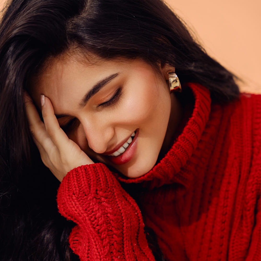 ప్రస్తుతం టాలీవుడ్ ఇండస్ట్రీలో మోస్ట్ వాంటెడ్ హీరోయిన్ కాయదు లోహర్. కొన్ని రోజుల క్రితం విడుదలైన డ్రాగన్ సినిమాతో సూపర్ హిట్ అందుకుంది. ఈ మూవీతో ఓవర్ నైట్ స్టార్ అయిపోయిందని చెప్పొచ్చు.