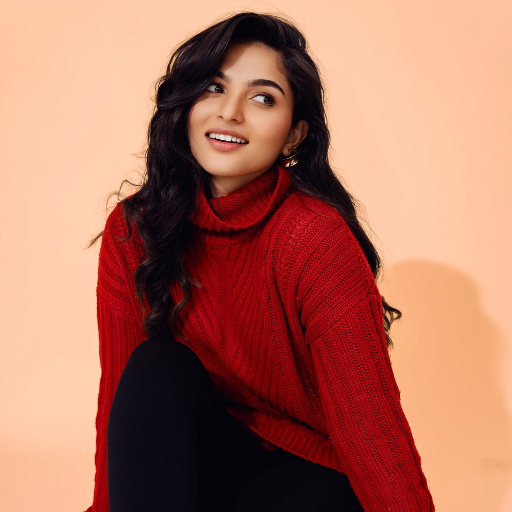 ఫంకీ సినిమానే కాకుండా ఇప్పుడు తమిళ్ హీరో శింబు సరసన నటించే అవకాశం అందుకుంది కాయదు లోహర్. ఈ మేరకు అధికారికంగా పోస్టర్ సైతం రిలీజ్ చేశారు. ఇప్పుడు తెలుగు, తమిళంలో ఈ అమ్మడు జోరు మీదు దూసుకుపోతుంది. 