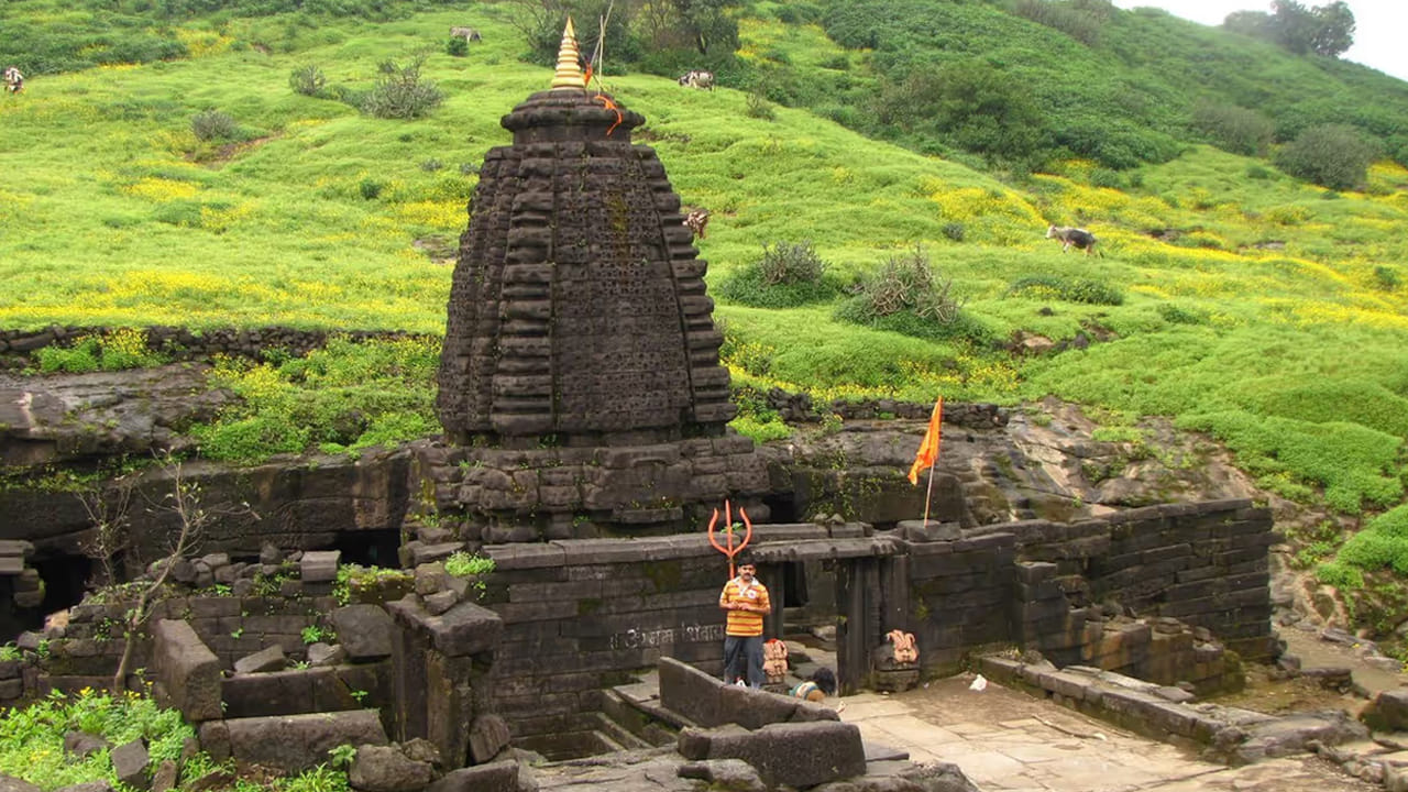 కేదారేశ్వర్ గుహ ఆలయం అహ్మద్‌నగర్ జిల్లాలోని హరిశ్చంద్రగడ్ కోటలో కనిపించే ఒక ప్రత్యేకమైన శివాలయం. ఈ ఆలయం ఒక గుహలో ఉంది. ఎల్లప్పుడూ నీటితో చుట్టుముట్టబడి ఉంటుంది. ఇది ప్రపంచంలోనే అత్యంత ప్రత్యేకమైన ఆలయాలలో ఒకటిగా నిలిచింది.