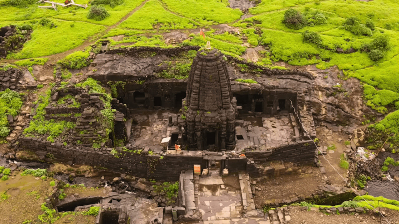  అపురూపమైన .. చూపరులను ఆకట్టుకునే అద్భుతమైన కట్టడం.. ఈ మందిరంపై ఉంది ఒక పెద్ద బండరాయి. కింద 4 స్థంబాలు పైన శివయ్య కోసం గుడి నిర్మించారు. అయితే ఈ ఆలయాన్ని ఎప్పుడు నిర్మించారో ఇప్పటి వరకూ ఎవరికీ తెలియదు.