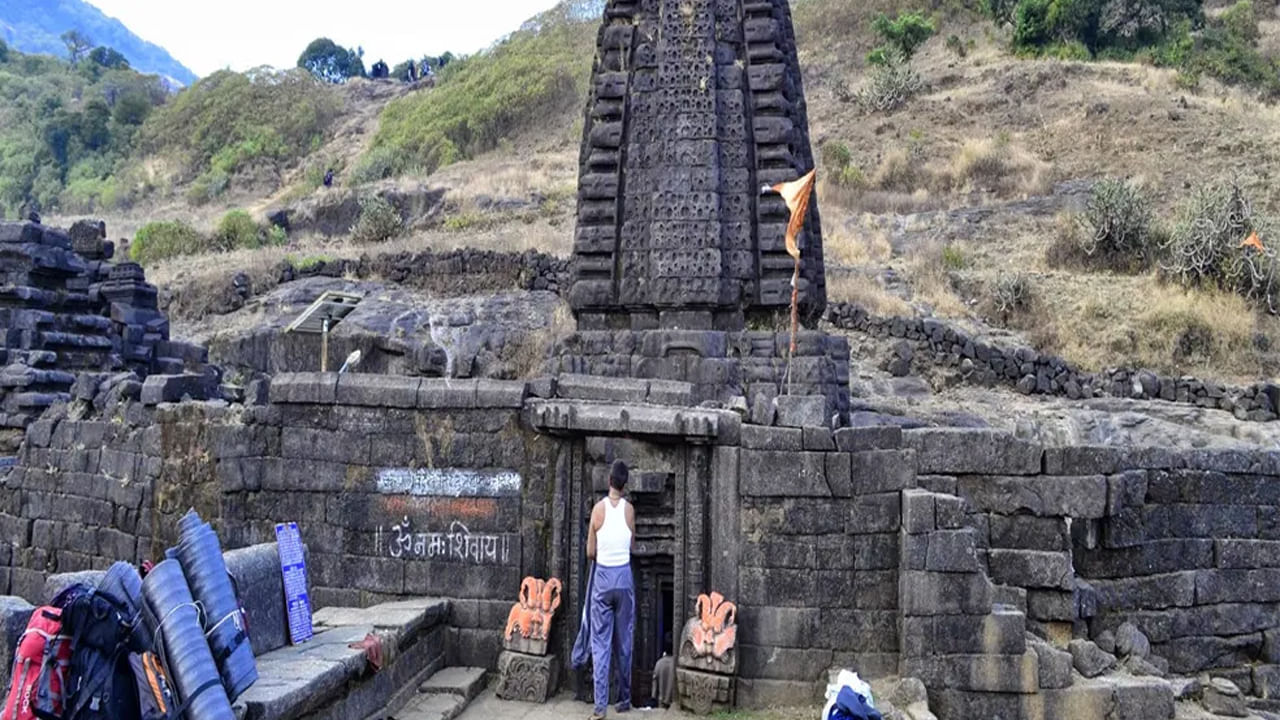 ఈ ఆలయంలో ఉన్న స్తంభాలు ఒక్కో యుగంతనికి ఒక స్థంభం విరిగిపోతుంది. ఇప్పుడు మనం కలియుగం లో వున్నాం కనుక ఈ పెద్ద బండరాయి ఒక స్థంభం పై న మాత్రమే వున్నది. ఎప్పుడు ఐతే ఈ స్థంభం కూడా పతనం అవుతుందో ఆ రోజు ఈ కలియుగాని కి ఆఖరి రోజు గా స్థానికుల కథనం  