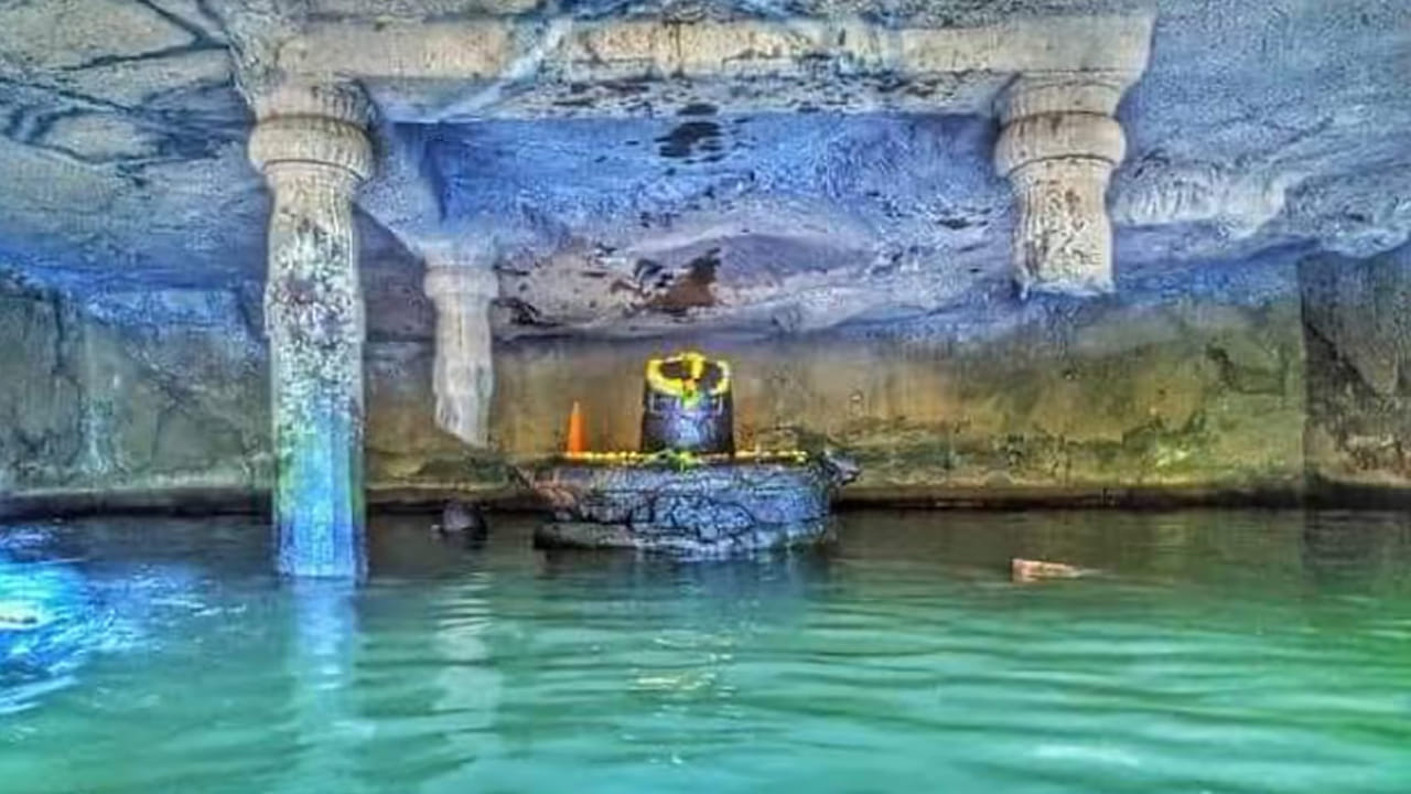 అంతటి మహాత్వమైన గోపురం ఉన్న ఈ ఆలయంలో ఉన్న మరో గొప్ప విషయం ఏమిటంటే...ఈ గుడి 4 గోడలు నుండి నీరు ప్రతి రోజు వస్తూనే వుంటుంది.. అందుకనే ఈ ఆలయం లోపల చాలా చల్లగా ఉంటుంది. ఇక లోపలికియు ఎవరూ వెళ్లరు. ఒక్క వర్ష కాలంలో మాత్రం గుడిలోపల ఒక్క చుక్క నీరు కూడా ఉండదు.. వేసవి, శీతాకాలంలో 5 అడుగుల ఎత్తున నీరు ఉంటుంది. 