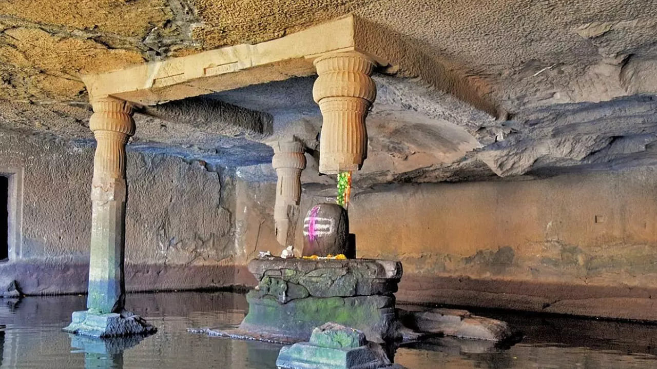 ఈ ఆలయంలో 4 యుగాలికి సంకేతాలుగా 4 స్థంబాలు వున్నాయి. సత్య యుగం,త్రేతా యుగం, ద్వాపర యుగం, కలియుగాలకి గుర్తులుగా భావిస్తారు భక్తులు. ఈ స్తంభాల్లో ఒక్కటి మాత్రం ఉంది. ఆ ఒక్కదానిపైని ఆలయం నిలబడింది.