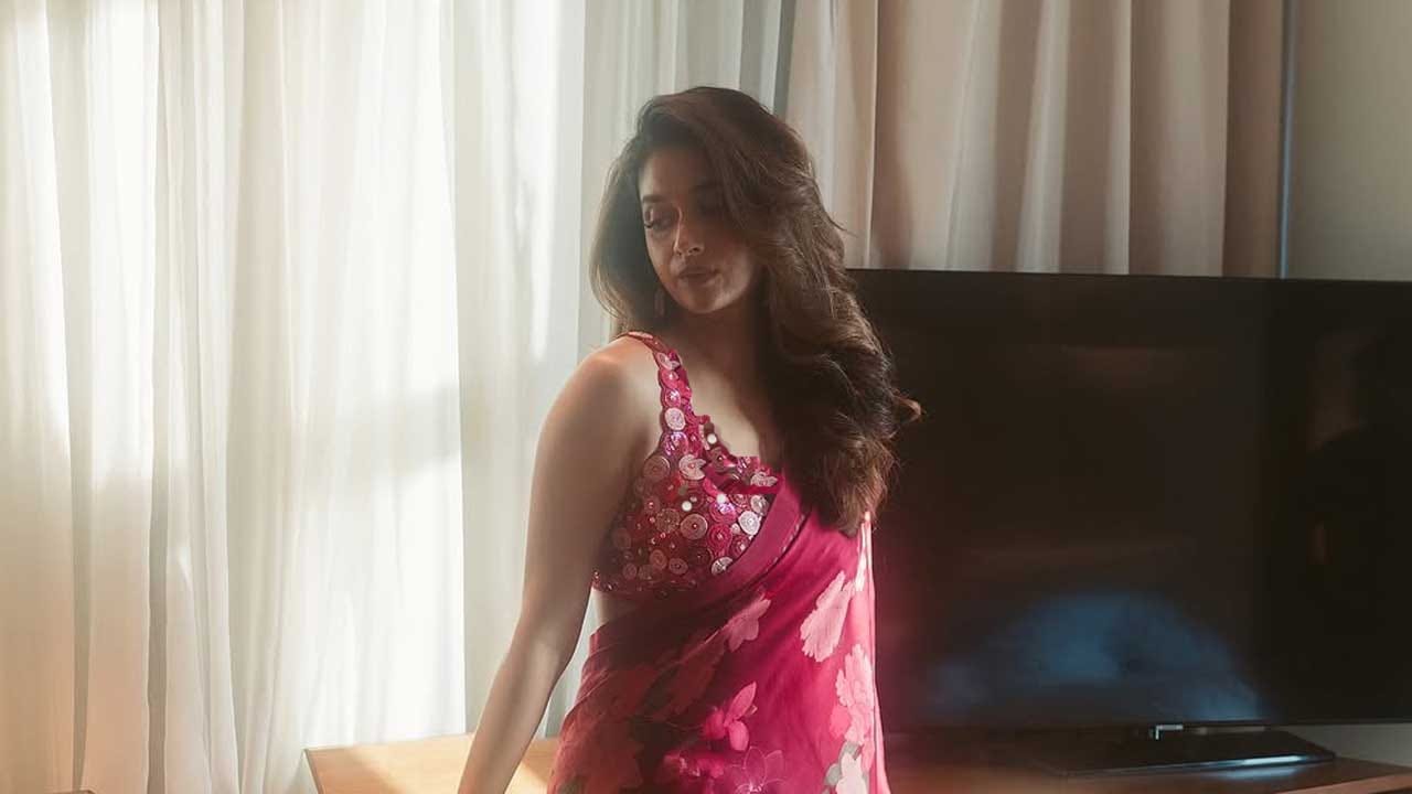 దసరా మూవీతో పాన్ ఇండి క్రేజ్ సంపాదించుకున్న ఈ బ్యూటీ, మహానటితో ఓవర్ నైట్ స్టార్ అయిపోయింది. ఈ సినిమా తర్వాత ఈ అమ్మడు మంచి గుర్తింపు సంపాదించుకుంది.