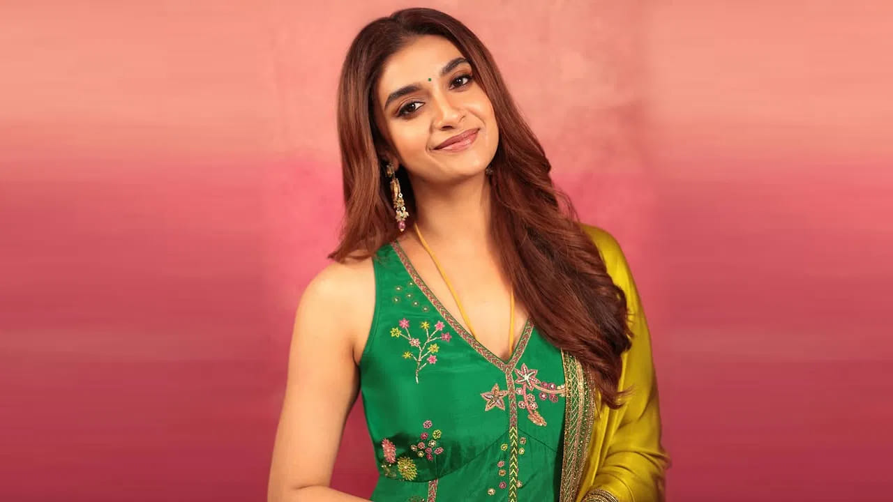 తెలుగులో మాత్రమే కాదు.. తమిళంలోనూ కీర్తికి అవకాశాలు బాగానే వస్తున్నాయి. కోలీవుడ్ స్టేర్ సూర్య, తెలుగు దర్శకుడు వెంకీ అట్లూరి కాంబినేషన్‌లో రానున్న సినిమాలో కీర్తి సురేష్‌నే హీరోయిన్‌గా తీసుకుంటున్నట్లు తెలుస్తుంది.