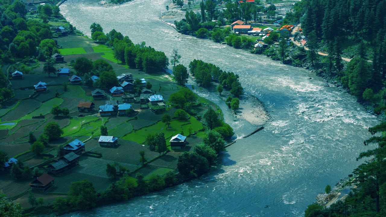 ఈ హిల్ స్టేషన్ భారతదేశం, పాకిస్తాన్ మధ్య ఉన్న కరణ్ లోయ. ఇది జమ్మూ కాశ్మీర్‌లో భారతదేశం.. పాకిస్తాన్ మధ్య నియంత్రణ రేఖకు చాలా దగ్గరగా ఉన్న చాలా అందమైన, ప్రశాంతమైన గ్రామం. కనుక ఈ రోజు ఆ అందమైన హిల్ స్టేషన్ గురించి.. ఇక్కడికి ఎలా చేరుకోవచ్చు, ఏమి చూడవచ్చు? ఇది ఎందుకు అంత ప్రత్యేకమైనది అనే విషయాల గురించి తెలుసుకుందాం?
