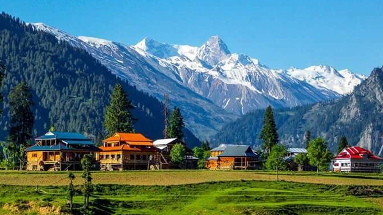 ఈ లోయ గుండా కిషన్ గంగా నది ప్రవహిస్తుంది. ఇది ఈ ప్రాంత అందాన్ని మరింత పెంచుతుంది. నదిలోని స్వచ్ఛమైన,చల్లని నీరు స్ఫటిక నీలం రంగులో కనిపిస్తుంది. దీని ఒడ్డున కూర్చుని సూర్యాస్తమయాన్ని చూడటం ఒక చిరస్మరణీయ అనుభవంగా మారుతుంది.