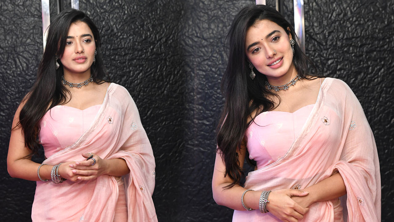 యంగ్ బ్యూటీ కేతిక శర్మ గురించి ఎంత చెప్పినా తక్కువే. అందం, అభినయం ఈ ముద్దుగుమ్మ సొంతం. తన గ్లామర్‌తో ఎంత మందిని మాయ చేసింది ఈ చిన్నది. తాజాగా లేత గులాబీ రంగు చీర ధరించి, తన అందచందాలతో ఆగం చేస్తుంది. శ్రీవిష్ణు  హీరోగా నటిస్తున్న సింగిల్ మూవీలో ఈ బ్యూటీ నటిస్తున్న విషయం  తెలిసిందే. ఈ సినిమా ప్రీ రిలీజ్ ఈవెంట్‌లో పాల్గొన్న ఈ చిన్నది చీరకట్టులో ప్రతి ఒక్కరి మనుసు దోచేసుకుంది.