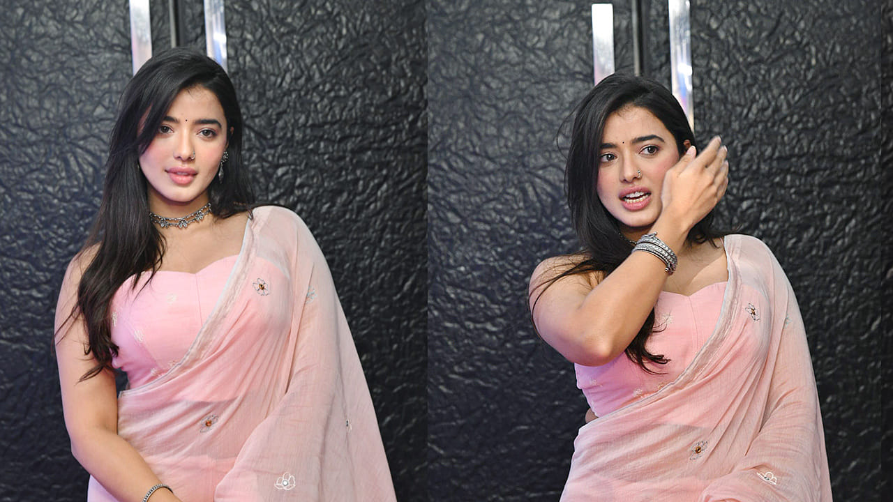 సిగ్గు పడుతూ.. కొంటె చూపు చూస్తు ఉన్న ఈ ఫొటోస్ నెటిజన్స్‌ను తెగ ఆకట్టుకుంటున్నాయి. పాలబుగ్గల లాంటి సోయగంతో.. అచ్చం అప్సరనేనా అనిపించేలా ఈ బ్యూటీ ఫొటోలకు ఫోజులిచ్చింది. వీటిని తన సోషల్ మీడియలో షేర్ చేయడంతో ఇవి నెట్టింట సందడి చేస్తున్నాయి.