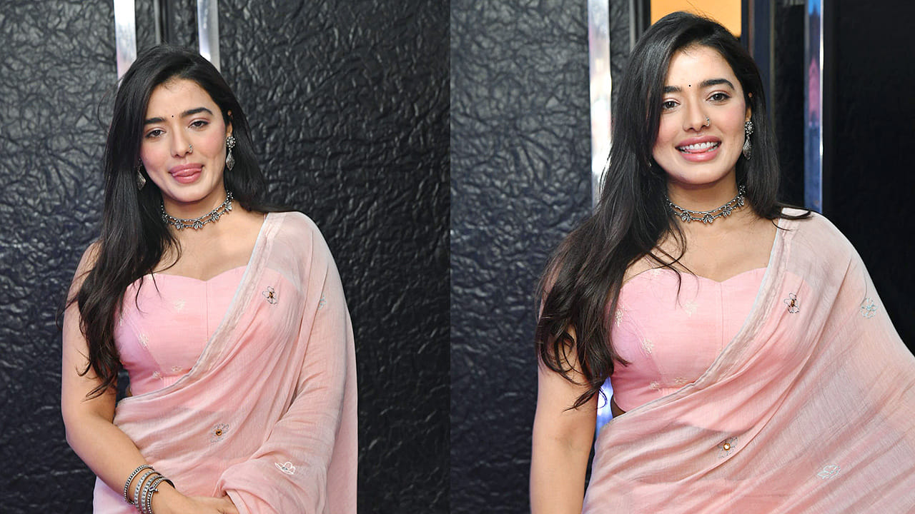 ఈ బ్యూటీ ఆకాష్ పూరీ సరసన రొమాంటిక్ అనే సినిమాలో నటించింది. ఈ మూవీతోనే టాలీవుడ్‌లోకి హీరోయిన్‌గా ఎంట్రీ ఇచ్చింది. మూవీ రిజల్ట్ ఎలా ఉన్న ఈ అమ్మడు మాత్రం తన గ్లామర్‌తో ప్రతి ఒక్కరినీ ఆకట్టుకుందనే చెప్పాలి. దీంతో ఈ సినిమాత ఈ బ్యూటీ అవకాశాలు క్యూ కట్టాయి.