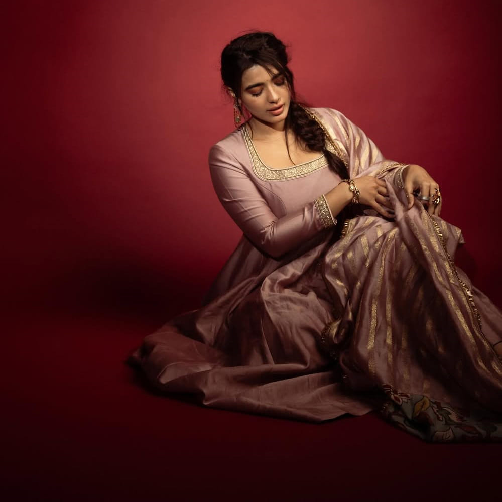 రొమాంటిక్ సినిమాతోనే తెలుగు తెరకు పరిచయమై అందరి దృష్టిని ఆకర్షించింది కేతిక శర్మ. తొలి చిత్రంతోనే మంచి మార్కులు కొట్టేసింది.. కానీ ఆ సినిమా బాక్సాఫీస్ వద్ద అంతగా సక్సెస్ కాలేదు. అయినా ఆఫర్స్ మాత్రం క్యూ కట్టాయి.