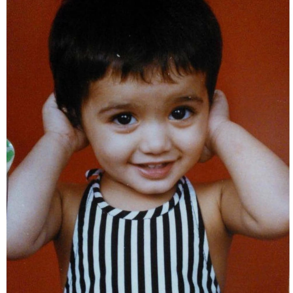 ప్రస్తుతం సోషల్ మీడియాలో టాలీవుడ్ హీరోయిన్ చిన్ననాటి ఫోటో తెగ వైరలవుతుంది. పైన ఫోటోలో కనిపిస్తున్న బుజ్జాయి.. ఇప్పుడు టాలీవుడ్ ఇండస్ట్రీలో క్రేజీ హీరోయిన్. అందం, అభినయంతో తెలుగు ప్రేక్షకులను కట్టిపడేసిన ఈ ముద్దుగుమ్మకు ఇండస్ట్రీలో మంచి ఫాలోయింగ్ ఏర్పడింది. 