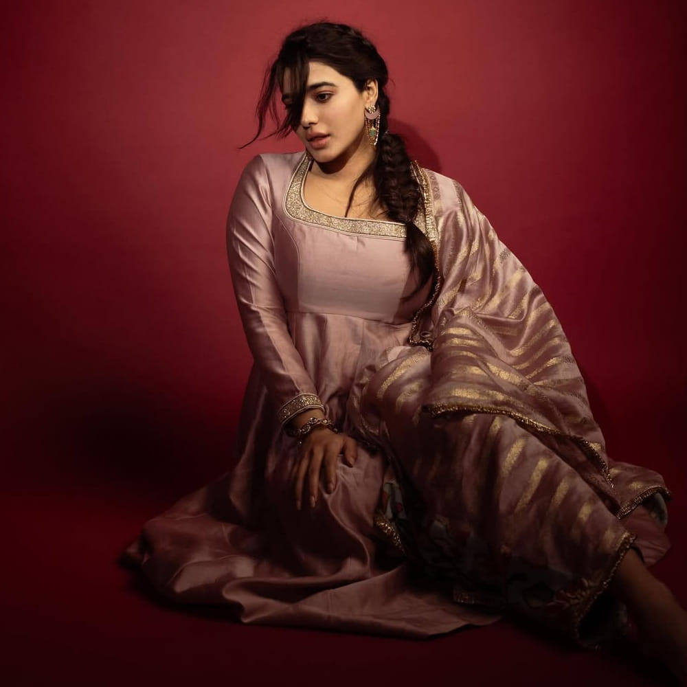 గ్లామర్ షోతో కుర్రాళ్లను ఫిదా చేసిన ఈ అమ్మడు.. ఆ తర్వాత నాగ శౌర్య సరసన లక్ష్య, రంగ రంగ వైభవంగా, బ్రో సినిమాల్లో అవకాశాలు అందుకుంది. కానీ ఈ మూడు సినిమాలో బాక్సాఫీస్ వద్ద డిజాస్టర్స్ అయ్యాయి.