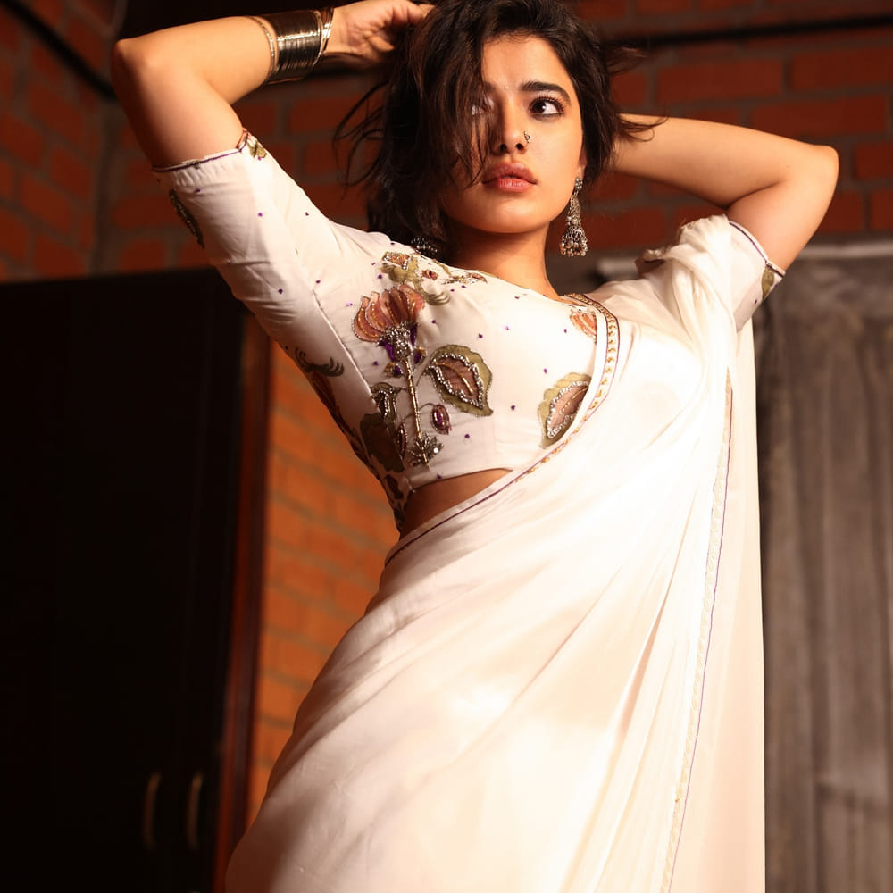 ఆమె మరెవరో కాదు.. హీరోయిన్ కేతిక శర్మ. ఇప్పటివరకు తెలుగులో 5 సినిమాల్లో కథానాయికగా నటించింది. అందులో నాలుగు సినిమాలు మిశ్రమ స్పందన అందుకున్నాయి. కానీ థియేటర్లలో ఆమె నటించిన చిత్రాలు డిజాస్టర్స్ అయ్యాయి. 