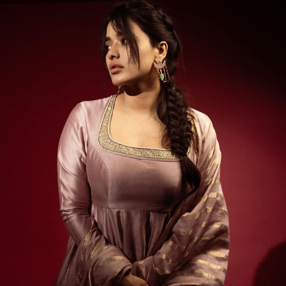 శ్రీవిష్ణు, ఇవానా, కేతిక శర్మ ప్రధాన పాత్రలు పోషించిన సింగిల్ సినిమాకు సూపర్ హిట్ రెస్పాన్స్ వచ్చింది. దీంతో కెరీర్ లో మొట్ట మొదటి హిట్టు అందుకుని ఫుల్ జోష్ మీదుంది కేతిక.