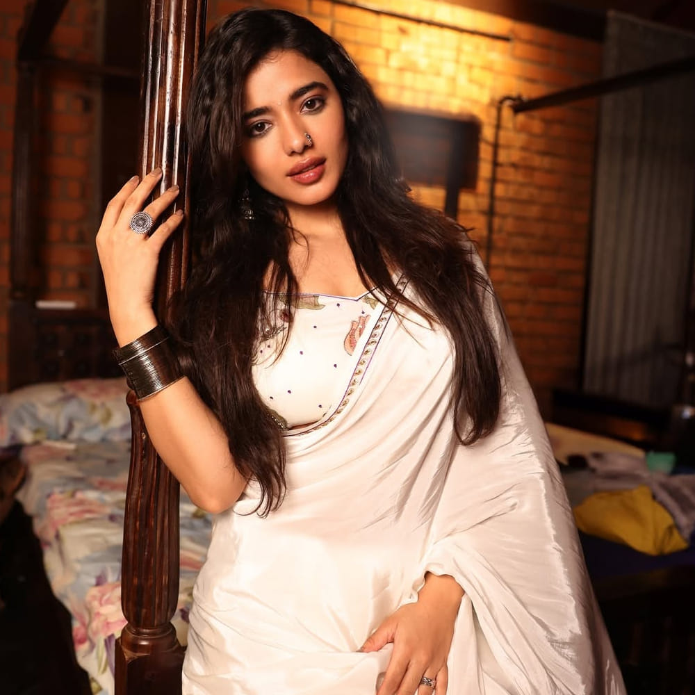  ఇక హిట్టు కొట్టిన ఆనందంలో తాజాగా చీరకట్టులో ఫోటోషూట్ షేర్ చేసింది కేతిక. ప్రస్తుతం ఈ అమ్మడు షేర్ చేసిన ఫోటోస్ సోషల్ మీడియాలో తెగ వైరలవుతున్నాయి. 2021లో విడుదలైన రొమాంటిక్ సినిమాతో కథానాయికగా పరిచయం అయ్యింది ఈ బ్యూటీ. 