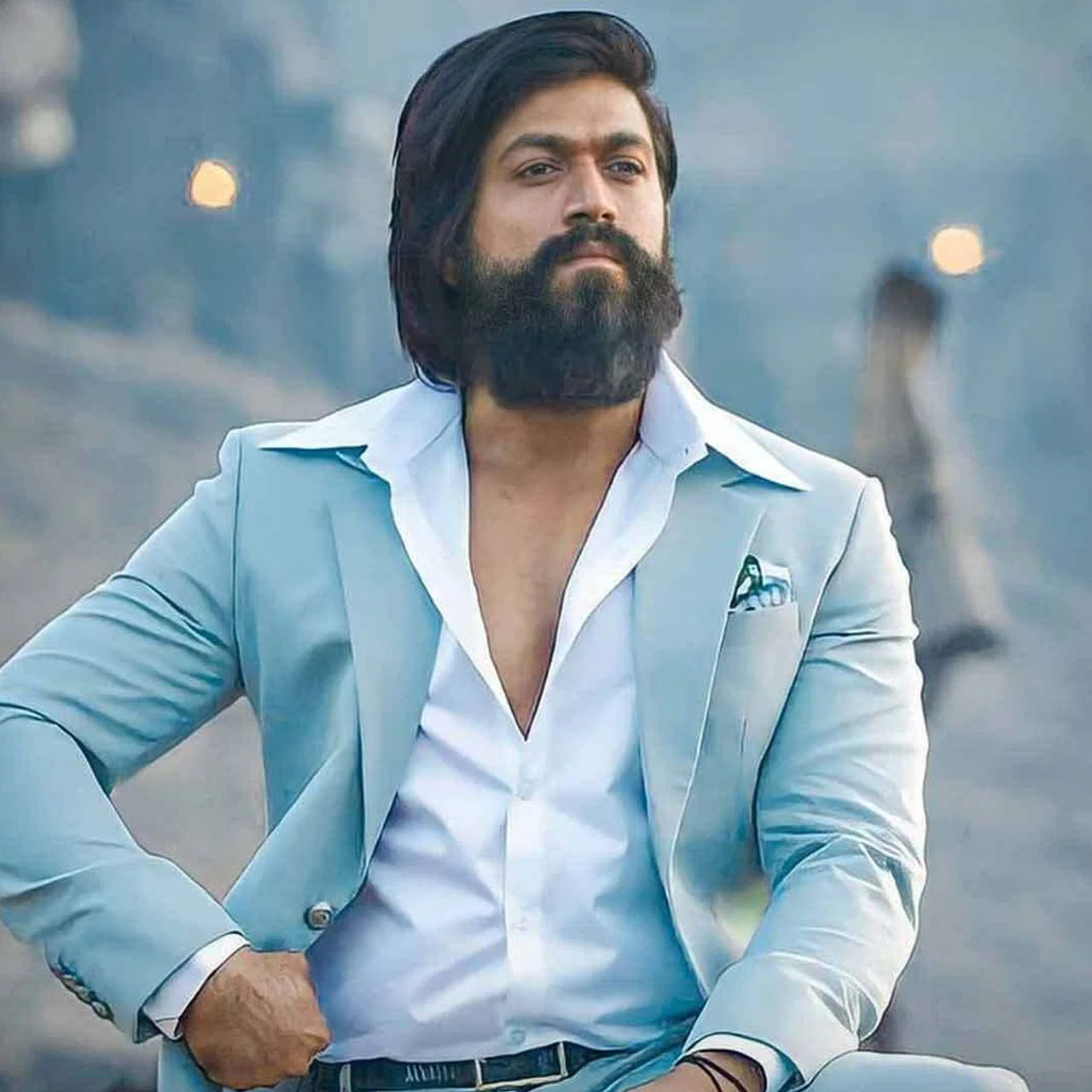 కేజీయఫ్‌ కీ.. కేజీయఫ్‌2కీ యాక్షన్‌ విషయంలోనూ, థీమ్‌ విషయంలోనూ పోలిక ఉంటే ఉండొచ్చేమోగానీ, గ్రాండియర్‌ విషయంలోనూ, స్టార్‌ కాస్ట్ విషయంలోనూ చాలా బిగ్‌ వేరియేషన్‌ ఉంది. సంజయ్‌ దత్‌ ఎంట్రీతో సీన్‌ మొత్తం మారిపోయింది... ఏమంటారూ.. అంతేనా!