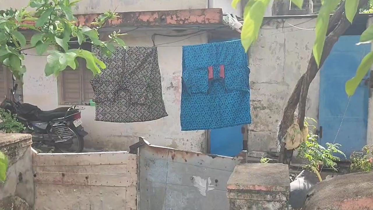 Khammam: ఓ ఇంటి ఆరుబయట నుంచి ఏదో వింత అలికిడి.. ఏంటా అని వెళ్లి చూడగా