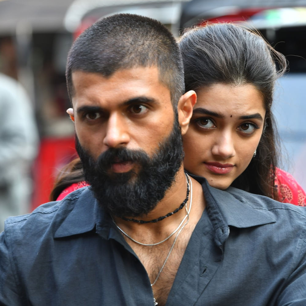 కొంచెం సాఫ్ట్ నెస్‌, కొంచెం ప్రేమ.. వాళ్ల ప్రపంచం అనుమతించినంత.. అంటూ కింగ్‌డమ్‌లో హృదయం లోపల సాంగ్‌ని రిలీజ్‌ చేశారు మేకర్స్. 