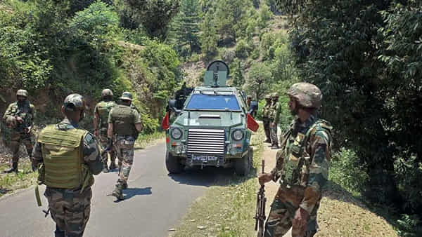 Jammu Kashmir: సింగ్పొరాలో నక్కిన నలుగురు ఉగ్రవాదులు.. ఎన్కౌంటర్లో ముగ్గురు టెర్రరిస్టుల హతం!