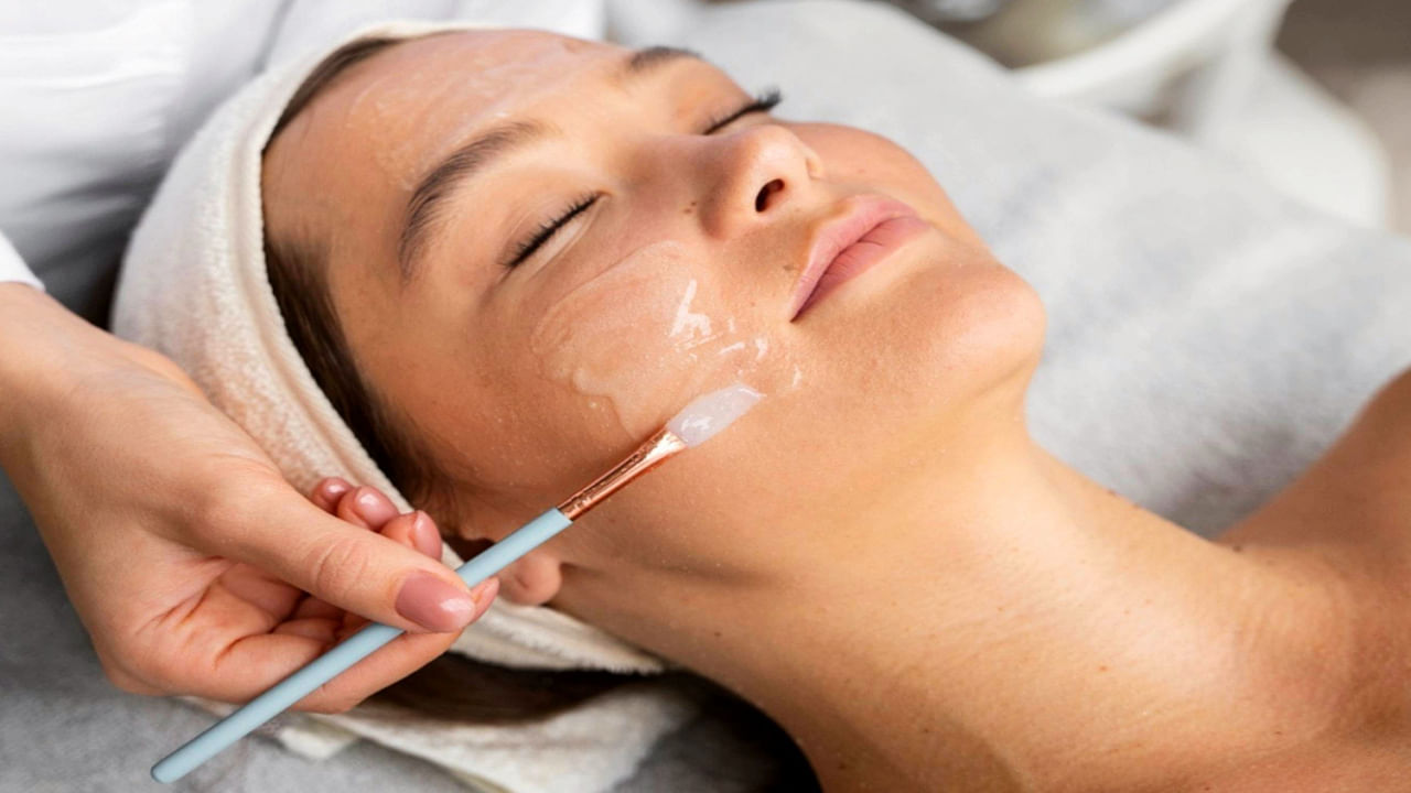 రెగ్యులర్‌గా ఫేస్ మసాజ్ చేయడం వల్ల బ్లడ్ సర్కులేషన్ కూడా బాగా జరుగుతుంది. దీంతో రక్తప్రసరన పెరిగి, అందంగా కనిపిస్తారు. అలాగే, ముఖానికి ఆవిరి పట్టడం ద్వారా కూడా కొరియన్ గ్లాసీ స్కిన్ పొందొచ్చు. తరచూ ఆవిరి పట్టడం వల్ల చర్మంలో మూసుకుపోయిన రంధ్రాలు తెరచుకుని మురికి, మలినాలని తగ్గిస్తుంది. స్టీమింగ్ తర్వాత చర్మాన్ని సర్కిల్ మోషన్‌లో 5 నుంచి 7 నిమిషాల పాటు మసాజ్ చేస్తే చాలా మంచిది.