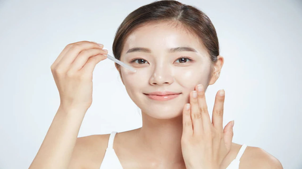 కొరియన్ స్కిన్ కేర్ రొటీన్‌లో ఎక్కువగా డబుల్‌ క్లెన్సింగ్‌ ఫాలో అవుతారు. డబుల్ క్లెన్సింగ్ చేయడం వల్ల చర్మంపై మురికి సులభంగా తొలగిపోతుంది. కొరియన్ స్కిన్ కేర్‌లో ఇది చాలా కీలకమైనదిగా చెబుతున్నారు. ఇందులో చర్మం నుండి నూనె, మేకప్ పూర్తిగా తొలగించడానికి మీ ముఖాన్ని క్లీన్ చేయాలి. 