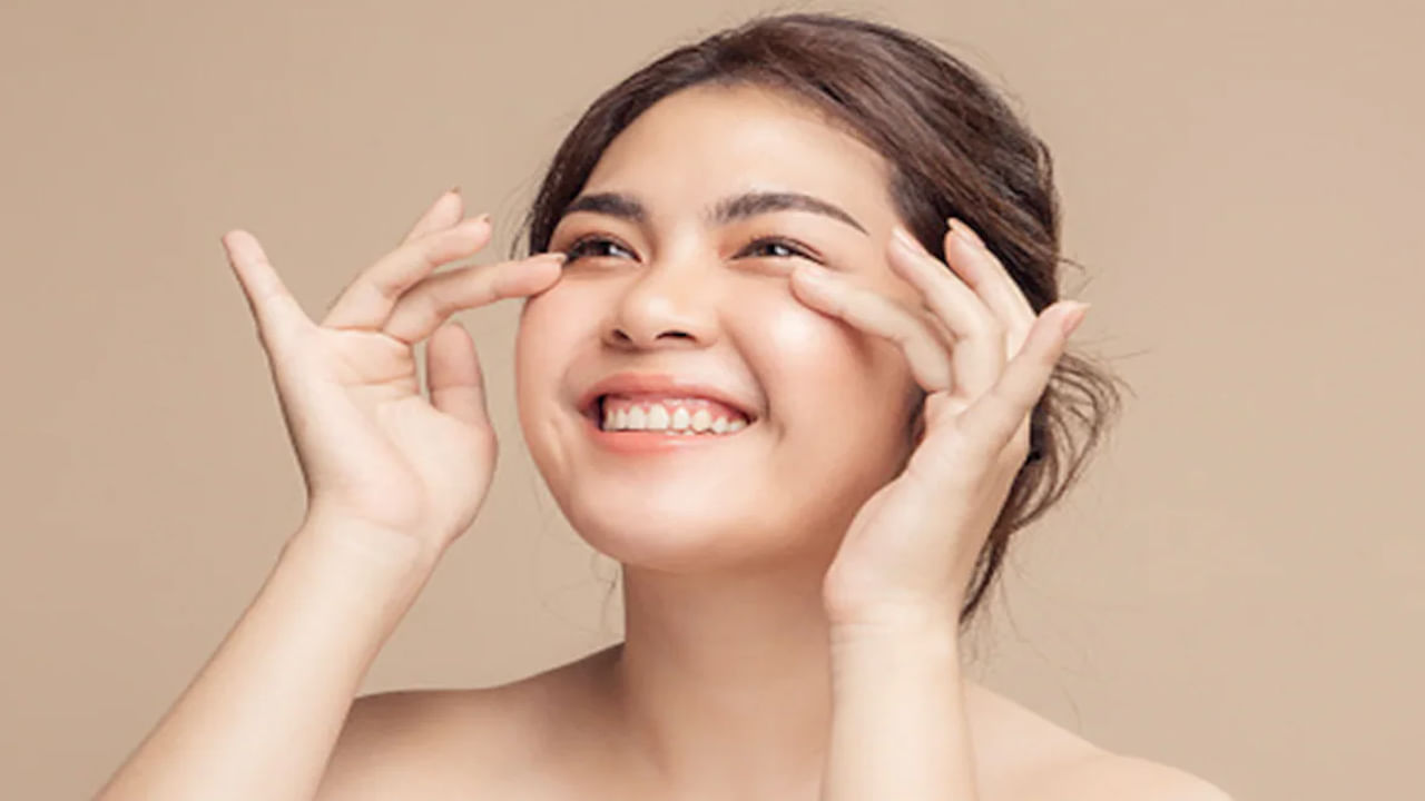 కొరియన్‌ స్కిన్‌ కేర్‌ రొటీన్‌లో షీట్‌ మాస్క్‌లు అప్లై చేయడం అనేది కచ్చితంగా ఉంటుంది. షీట్‌ మాస్క్‌లు అప్లై చేయడం వల్ల చర్మం హైడ్రేట్‌గా ఉంటుంది. ఫేస్ మాస్క్‌లు, షీట్ మాస్క్‌లు, స్లీవ్ మాస్క్‌లు కూడా చర్మాన్ని పోషణతో పాటు తేమగా ఉంచేలా హెల్ప్‌ చేస్తాయి. చార్‌కోల్ ఫేస్‌మాస్క్ వంటి వాటిని వాడడం వల్ల చర్మంలోని ట్యాక్సిన్స్ దూరమవుతాయి. 