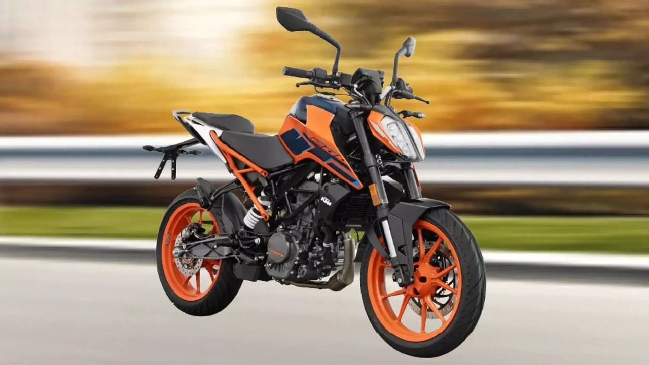 కేటీఎం 200 డ్యూక్ బైక్ లోని 199.5 సీసీ లిక్విడ్ కూల్డ్ ఇంజిన్ నుంచి 24 హెచ్ పీ, 19.3 గరిష్ట్ టార్క్ ఉత్పత్తి అవుతుంది. ఇంజిన్ కు ఆరు స్పీడ్ ట్రాన్స్ మిషన్ జత చేశారు. పైన తెలిపిన బైక్ ల మాదిరిగానే యూఎస్ బీ ఫోెర్కులు, మోనోషాక్ సెటప్, డిస్క్ బ్రేకులు, డ్యూయల్ చానల్ ఏబీఎస్ బాగున్నాయి. ఈ బైక్ లీటర్ పెట్రోలుకు సుమారు 35 కిలోమీటర్ల మైలేజీ ఇస్తుంది. దీని ధర రూ.1.98 లక్షలు.