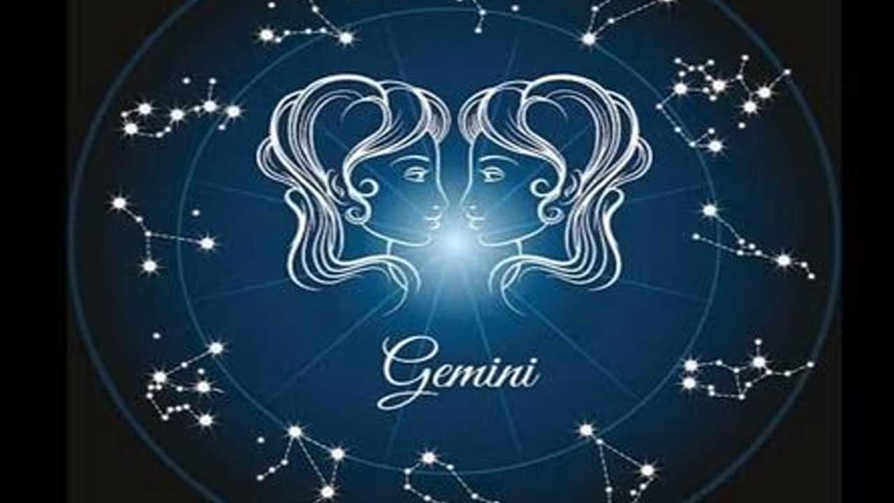 మిథున రాశి : శుక్రుడి  సంచారం, కుభేర యగం వలన మిథున రాశి వారికి పట్టిందల్లా బంగారమే కానుంది. దీని వలన ఈ రాశి వారికి కృషికి మంచి ప్రశసలు అందుతాయి. ధనవంతులు అయ్యే ఛాన్స్ ఎక్కువ ఉంది. చాలా రోజుల నుంచి పేదవారిగా ఉన్న వారు కూడా డబ్బు సంపాదించి ధనవంతులయ్యే అవకాశం ఉంది. విద్యార్థులు మంచి ర్యాంకులు పొందుతారు.