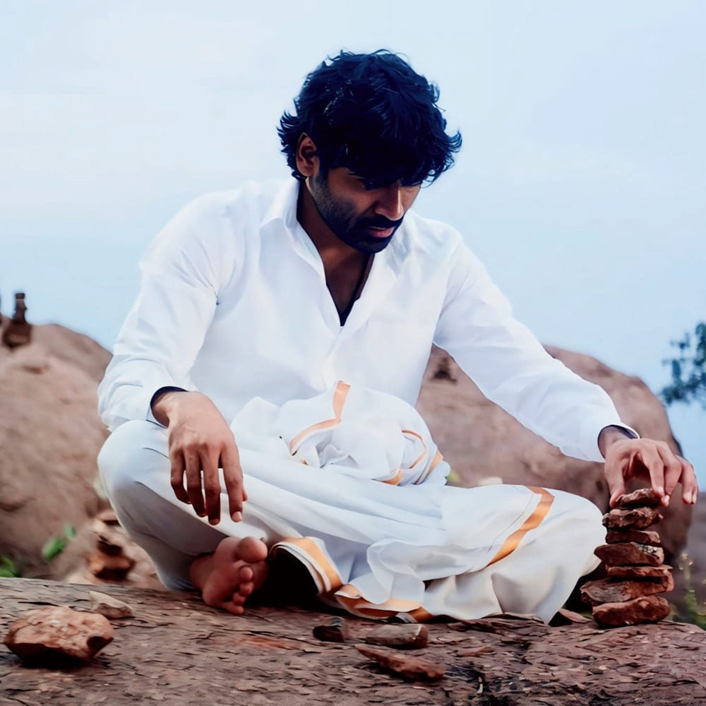 ఇందులో ధనుష్ విభిన్నమైన పాత్రలో నటిస్తున్నారు. అలాగే నాగార్జున పాత్ర డిఫెరెంట్‌గానే ఉంది. వీళ్లిద్దరి మధ్యలో రష్మిక మందన్న, బాలీవుడ్ నటుడు జిమ్ సర్బా పాత్రలు ఆసక్తి రేకెత్తిస్తున్నాయి. 
ముంబైలోని ధారావి నేపథ్యంలో ఈ సినిమా చిత్రీకరణ జరిగింది. లవ్ స్టోరీ తర్వాత మూడేళ్ళకు పైగా గ్యాప్ తీసుకుని కుబేరా సినిమాను తెరకెక్కిస్తున్నారు శేఖర్ కమ్ముల. 