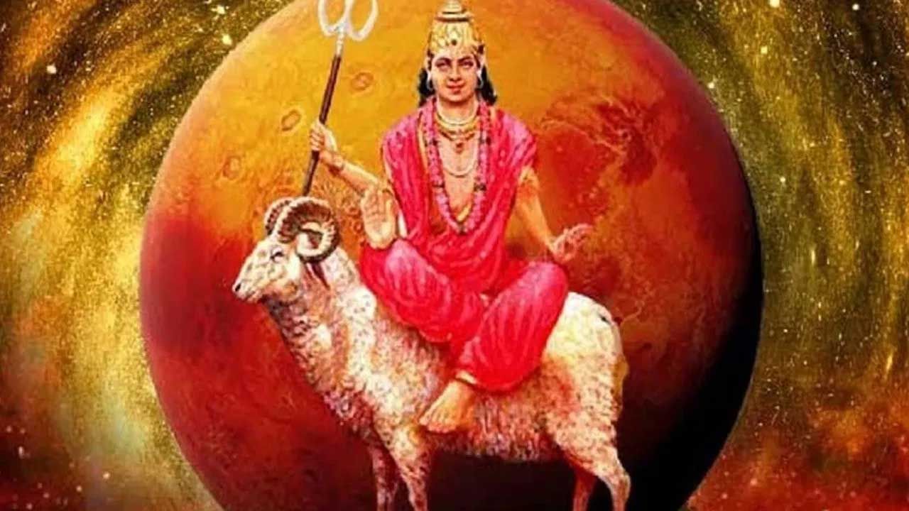 జ్యోతిష్య శాస్త్రంలో అంగారక గ్రహాన్ని చాలా శక్తి వంతమైన గ్రహం అంటారు. అంతే కాకుండా దీనికి చాలా ప్రాముఖ్యత ఉంటుంది. అయితే గ్రహం జూన్ ఏడవ తేదీన సింహ రాశిలో సంచారం చేయనున్నాడు. దీంతో కొన్ని రాశుల వారికి కలిసి వస్తుంది. కాగా, ఆ రాశులు ఏవో ఇప్పుడు  తెలుసుకుందాం.