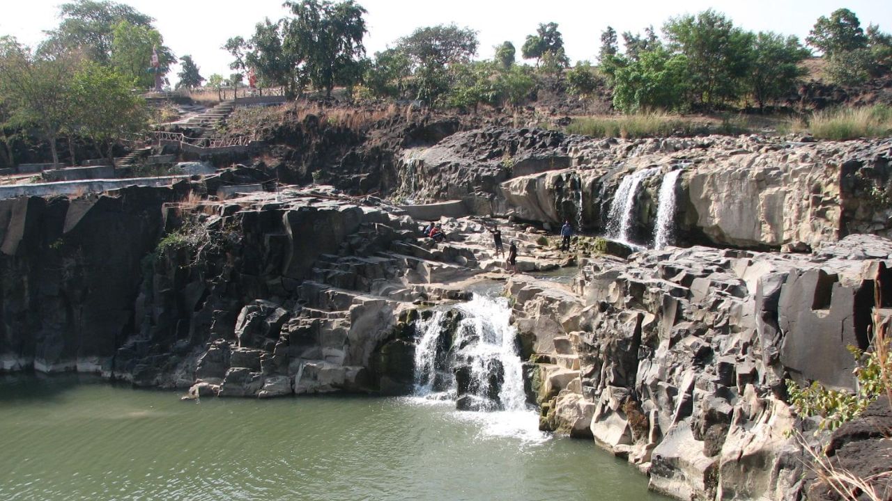 ఆదిలాబాద్ జిల్లాలో ఉన్న కుంతల జలపాతం తెలంగాణ రాష్ట్రం లోని ఎత్తైన జలపాతంగా గుర్తింపు పొందింది. ఇది చుట్టూ ఉండే పర్వతాలు, పచ్చని అడవులతో కలిసి ఒక ప్రశాంతతను కలిగించే ప్రదేశం. ఫోటోగ్రఫీ ఇష్టపడేవారికి, ఒంటరి ప్రకృతి ప్రేమికులకు ఇది మంచి ఎంపిక.