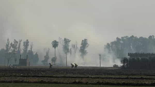 Lahore Blast: పాకిస్తాన్లో బాంబుల భయం.. లాహోర్ను వణికించిన వరుస పేలుళ్లు.. ఎయిర్పోర్టులు మూసివేత