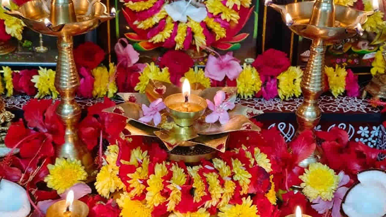 Lakshmi Devi Puja: లక్ష్మీదేవి అనుగ్రహం కోసం.. శుక్రవారం సాయంత్రం ఎలా పూజించాలి? ఏ పనులు చేయవద్దంటే..