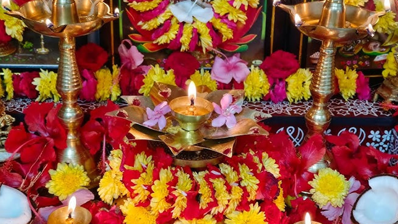 Lakshmi Devi Puja: లక్ష్మీదేవి అనుగ్రహం కోసం.. శుక్రవారం సాయంత్రం ఎలా పూజించాలి? ఏ పనులు చేయవద్దంటే..