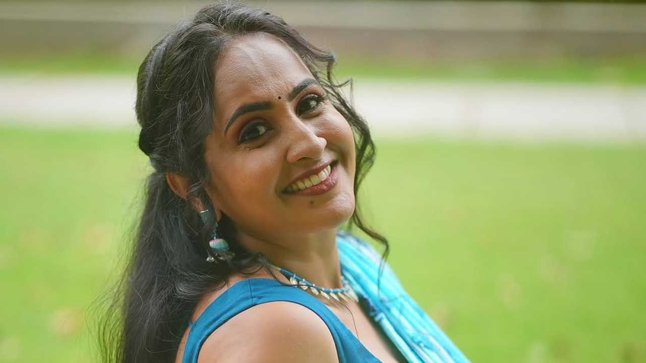  పచ్చని చెట్ల మధ్య తన చిరు  నవ్వుతో.. సిగ్గు పడుతూ పలు ఫొటోలకు ఫోజులిచ్చింది. అందులో ఈ బ్యూటీ చాలా అందంగా ఉంది. ప్రస్తుతం దీనికి సంబంధించిన ఫొటోస్ నెట్టింట తెగ వైరల్ అవుతున్నాయి.