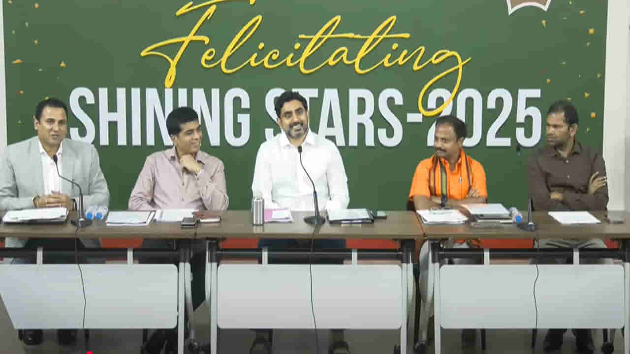 Nara Lokesh: టెన్త్‌ టాపర్స్‌తో మంత్రి లోకేష్ ముఖాముఖి.. విద్యార్థుల ప్రశ్నలకు సరదాగా సమాధానాలు చెప్పిన మంత్రి!