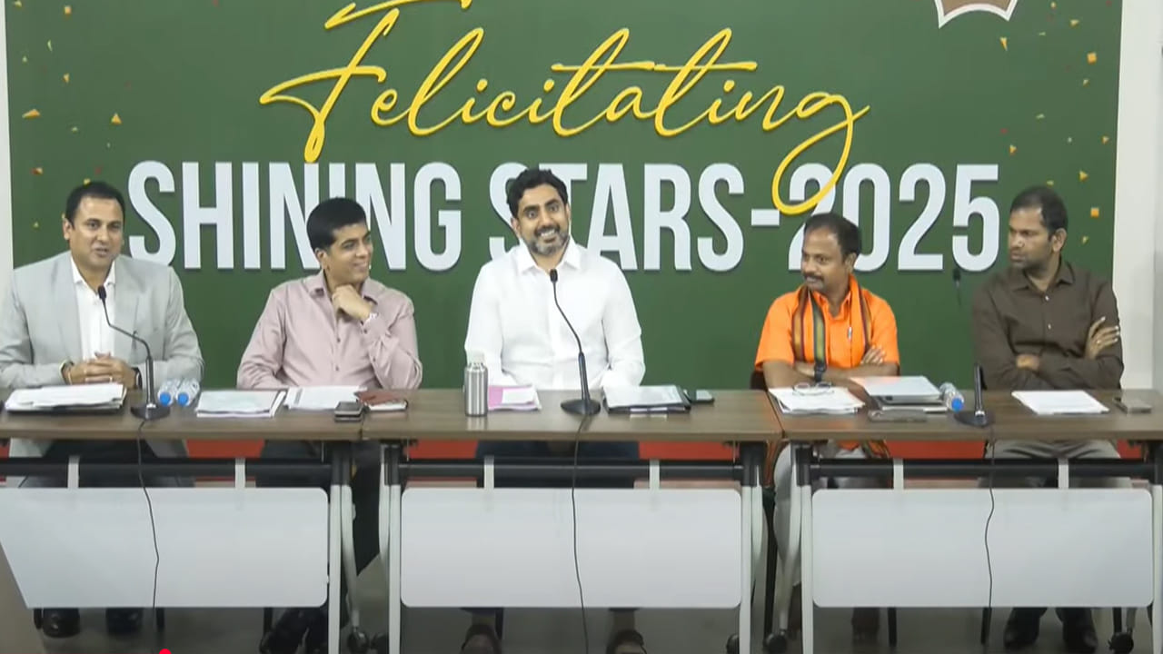 Nara Lokesh: టెన్త్‌ టాపర్స్‌తో మంత్రి లోకేష్ ముఖాముఖి.. విద్యార్థుల ప్రశ్నలకు సరదాగా సమాధానాలు చెప్పిన మంత్రి!