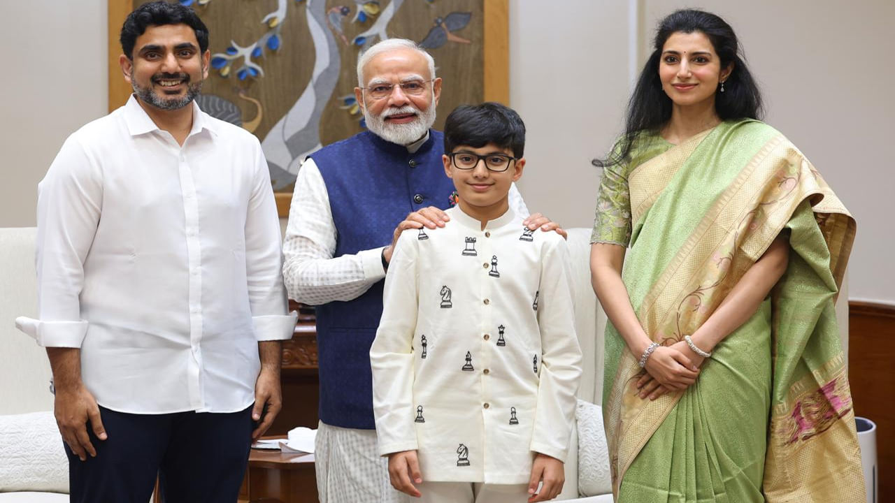 ఆంధ్రప్రదేశ్ విద్యా, ఐటీ, ఎలక్ట్రానిక్స్, ఆర్టీజీ శాఖల మంత్రి నారా లోకేష్ , ఆయన భార్య బ్రాహ్మణి, కుమారుడు దేవాన్ష్‌తో కలిసి శనివారం (మే 17) న్యూఢిల్లీలో ప్రధాని మోదీ నివాసంలో ఆయనను మర్యాదపూర్వకంగా కలిశారు. దాదాపు గంటన్నర పాటు వీరి సమావేశం కొనసాగింది. 