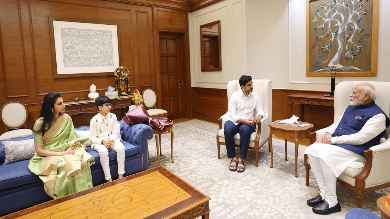 2024 ఎన్నికలకు ముందు టీడీనీ జాతీయ ప్రధాన కార్యదర్శిగా ఉన్న నారా లోకేష్ చేపట్టిన చారిత్రాత్మకమైన 3,132 కిలోమీటర్ల పాదయాత్ర విశేషాలను టేబుల్ బుక్‌లో పొందుపరిచారు. యువగళం పాదయాత్ర ఆంధ్రప్రదేశ్‌లో ఎన్డీఏ కూటమి చారిత్రాత్మక విజయానికి‌ బాటలు వేసిందని చెప్పవచ్చు. ఈ పుస్తకాన్ని ఆవిష్కరించిన ప్రధాని మోదీ పుస్తకంపై సంతకం చేసి లోకేష్‌కు మరపురాని జ్ఞాపకంగా అందించారు. ఈ  సందర్భంగా లోకేష్ కుటుంబాన్ని ప్రధాని ఆశీర్వదించారు