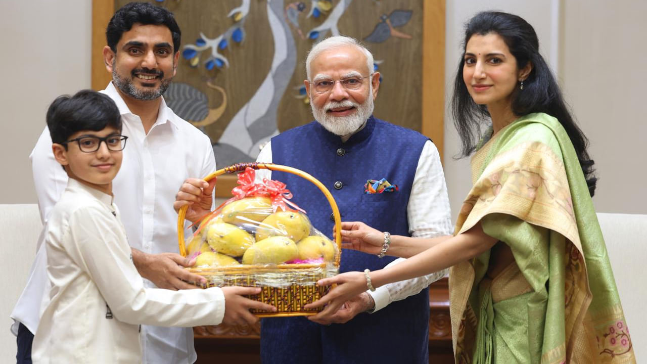 ఆంధ్రప్రదేశ్‌లో టీడీపీ-బీజేపీ-జనసేన సంకీర్ణ ప్రభుత్వం అందిస్తున్న మంచి పరిపాలన గురించి మంత్రి లోకేష్‌ మోదీకి వివరించారు. అమరావతితో సహా వివిధ సంక్షేమ పథకాలు, ప్రాజెక్టుల అమలు, రాష్ట్ర ఆర్థిక పరిస్థితి, ఏపీకి సంబంధించిన ఇతర అంశాలను ఆయన వివరించారు.