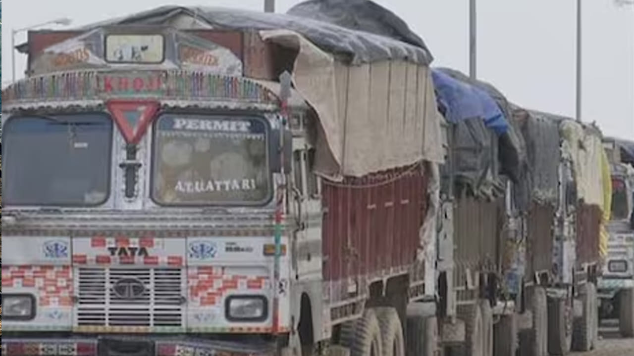 వాణిజ్యం రద్దు.. మే 2న జారీ చేసిన నోటిఫికేషన్‌లో FTP 2023లో కొత్త నిబంధనను ప్రవేశపెట్టిన డైరెక్టరేట్ జనరల్ ఆఫ్ ఫారిన్ ట్రేడ్ (DGFT) పాకిస్తాన్ నుండి దిగుమతులపై పూర్తి నిషేధం విధించింది. ఈ నిర్ణయం "తదుపరి ఆదేశాలు వచ్చే వరకు పాకిస్తాన్‌లో ఉద్భవించే లేదా ఎగుమతి చేసే అన్ని వస్తువుల ప్రత్యక్ష లేదా పరోక్ష దిగుమతి లేదా రవాణాను తక్షణమే నిషేధించాలని" నిర్దేశిస్తుంది. ఇప్పటికే అధిక ద్రవ్యోల్బణం, బలహీనమైన ఆర్థిక వ్యవస్థతో పోరాడుతున్న పాకిస్తాన్‌పై 'పరోక్ష' దిగుమతుల నిషేధం తీవ్రంగా ప్రభావం చూపుతుందని భావిస్తున్నారు. భారత్‌, పాకిస్తాన్ మధ్య ప్రత్యక్ష వాణిజ్యం తక్కువగా ఉన్నప్పటికీ, గణనీయమైన పరిమాణంలో వస్తువులు థర్డ్‌ పార్టీ దేశాల ద్వారా వర్తకం నడుస్తోంది. ఒక నివేదిక ప్రకారం.. దాదాపు 500 మిలియన్‌ అమెరికన్‌ డాలర్ల విలువైన డ్రై ఫ్రూట్స్, రసాయనాలు వంటి వస్తువులు ఇతర దేశాల ద్వారా భారతదేశానికి చేరుకుంటాయి. భారతదేశం విధించిన నిషేధంతో పరోక్ష దిగుమతులను కూడా కవర్ చేస్తూ కస్టమ్స్ అధికారులు ఇప్పుడు మధ్యవర్తిత్వ దేశాల ద్వారా పాకిస్తాన్ వస్తువులను నిరోధించగలరని టైమ్స్ ఆఫ్ ఇండియా నివేదించింది.