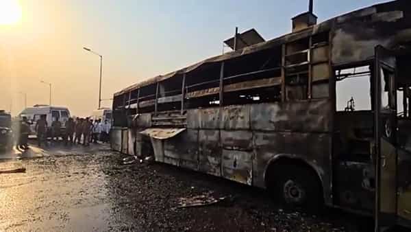 lucknow : హైవేపై తగలబడిన ట్రావెల్స్ బస్సు.. ఐదుగురు సజీవదహనం!