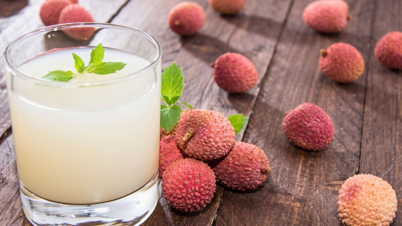 లిచీ పండుతో రోగనిరోధక శక్తిని బలపడుతుంది. లిచీలో యాంటీ-ఆక్సిడెంట్లు పుష్కలంగా ఉంటాయి. ఇవి గుండెకు మంచివి. గుండెను ఆరోగ్యంగా ఉంచుతాయి. లిచీ తినడం ద్వారా గుండెను ఆరోగ్యంగా ఉంచుకోవచ్చు. లిచీ పండ్లు ఫైబర్ మంచి మూలం. ఇది మిమ్మల్ని ఎక్కువ సేపు కడుపు నిండినట్లు అనిపించేలా చేస్తుంది. అతిగా తినడాన్ని నివారించడంలో సహాయపడుతుంది.