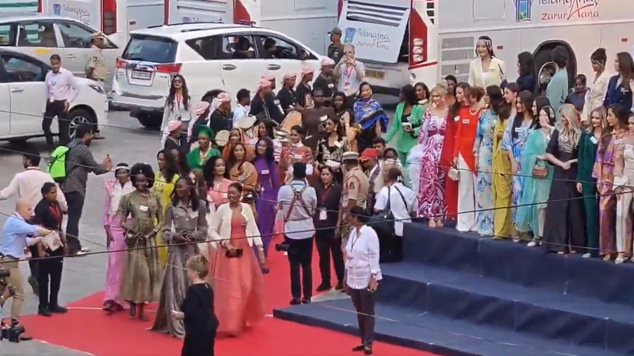 హైదరాబాద్‌ వేదికగా జరుగుతున్న 72వ మిస్‌వరల్డ్‌ పోటీల్లో పాల్గొనేందుకు వచ్చిన 109 దేశాల అందగత్తెలు ప్రపంచ ప్రఖ్యాత చార్మినార్ వద్ద సందడి చేశారు. చార్మినార్‌ వద్దకు వచ్చిన వారికి  అధికారులు రెడ్ కార్పెట్ స్వాగతం పలకగా.. స్థానికులు మార్ఫా వాయిద్యాలతో స్వాగతం పలికారు. అరబ్బీ మర్ఫా వాయిద్యాలకు అనుగుణంగా మిస్ వరల్డ్ కంటెస్టెంట్లు స్టెప్పులేశారు.