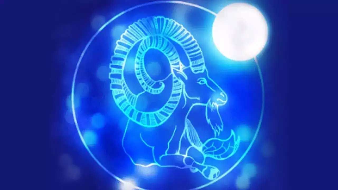  మకర రాశి: ఈ రాశి వారికి శని తిరోగమనం అదృష్టం తీసుకొస్తుంది. ఏ పని చేసినా అందులో విజయం అందుకుంటారు. ఈ రాశిలోని వారు అత్యధిక లాభాలు పొందుతారు. అంతే కాకుండా అమ్మకాలు పెరుగుతాయి. ఆర్థికంగా కలిసి వస్తుంది. మీరు ఎందులో పెట్టుబడి పెట్టినా మీకు మంచి రాబడి రావడం ఖాయం. కుటుంబంలో సంతోషకర వాతావరణం నెలకుంటుంది. చాలా ఆనందంగా గడుపుతారు. ఉద్యోగస్థులు పదోన్నతి పొందుతారు. 